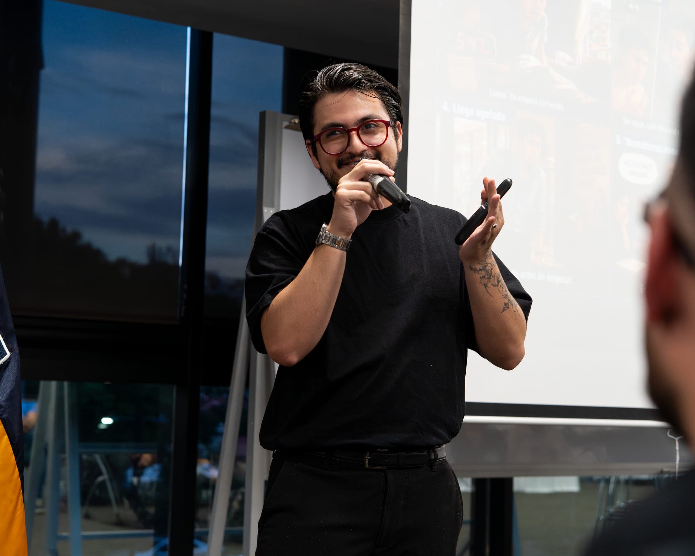 Marcello Sisniega hablando con micrófono en primer plano durante una conferencia