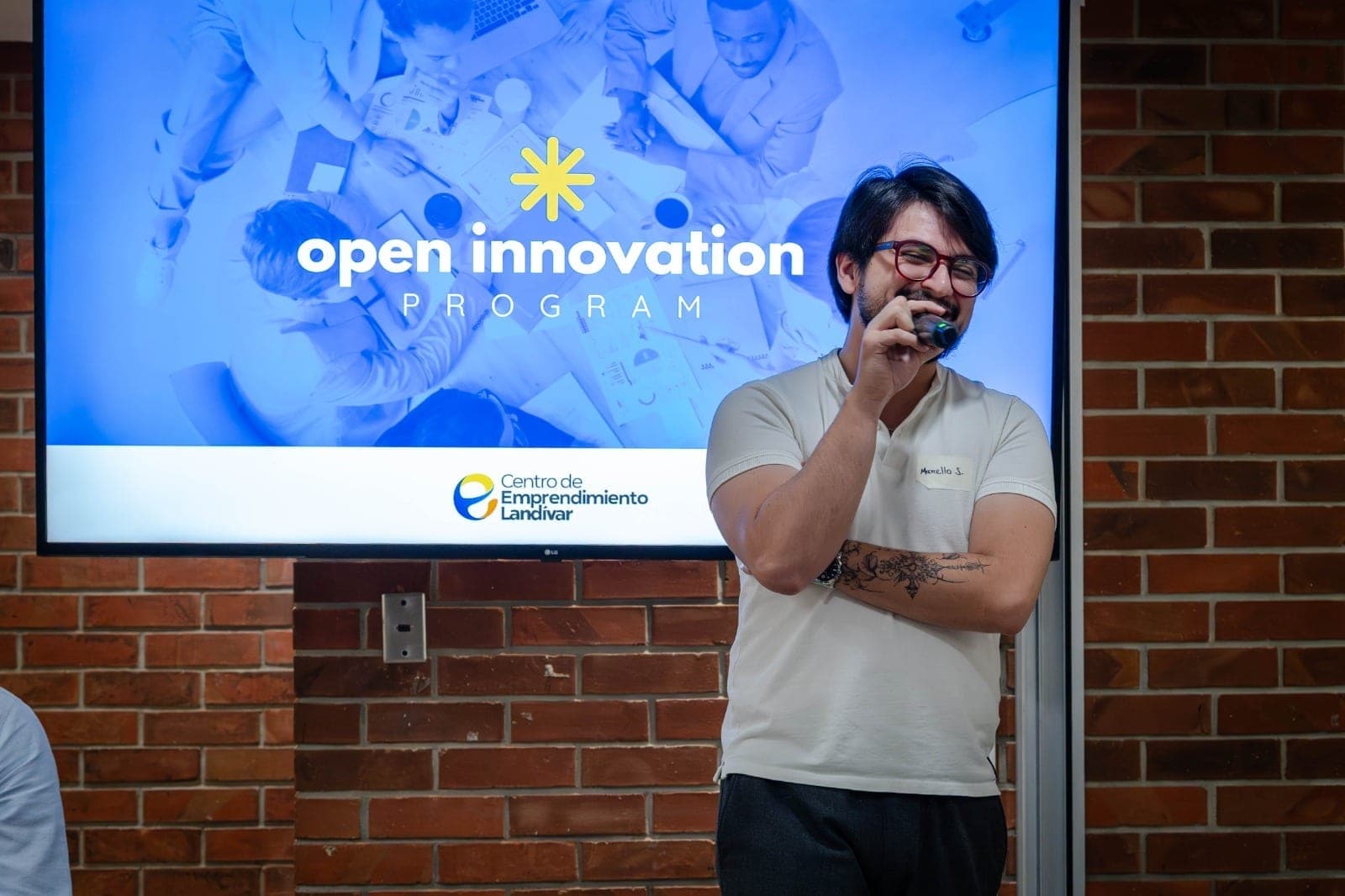 Marcello Sisniega facilitando el Open Innovation Program del Centro de Emprendimiento Landívar
